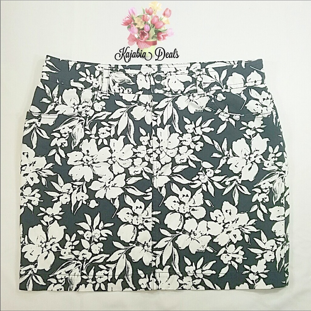 CHAPS Floral Black/White Skirt. Size 14